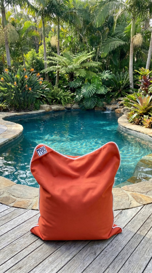 coussin-mojo-orange-piscine-nature